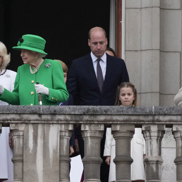 Camilla Parker Bowles, duchesse de Cornouailles, le prince Charles, la reine Elisabeth II, le prince William, duc de Cambridge, la princesse Charlotte - La famille royale d'Angleterre au balcon du palais de Buckingham, à l'occasion du jubilé de la reine d'Angleterre. Le 5 juin 2022 