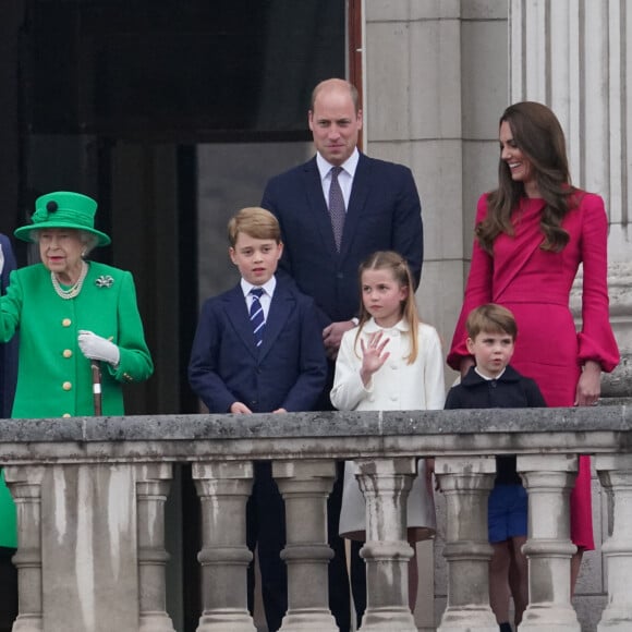 Camilla Parker Bowles, duchesse de Cornouailles, le prince Charles, la reine Elisabeth II, le prince William, duc de Cambridge, Kate Catherine Middleton, duchesse de Cambridge, et leurs enfants le prince George, la princesse Charlotte et le prince Louis - La famille royale d'Angleterre au balcon du palais de Buckingham, à l'occasion du jubilé de la reine d'Angleterre. Le 5 juin 2022 