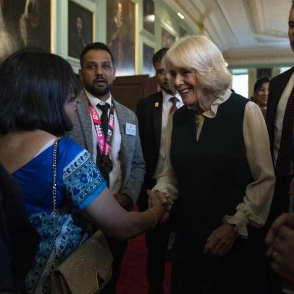 Le roi Charles III d'Angleterre et Camilla Parker Bowles, reine consort d'Angleterre, organisent une réception pour célébrer les communautés sud-asiatiques britanniques, au palais de Holyroodhouse à Édimbourg (Ecosse), le 3 octobre 2022.