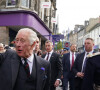 Bain de foule pour le roi Charles III d'Angleterre après la visite de l'abbaye de Dunfermline (Ecosse) pour marquer son 950ème anniversaire, le 3 octobre 2022.