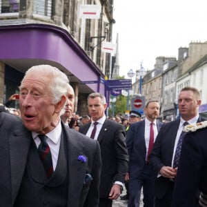 Bain de foule pour le roi Charles III d'Angleterre après la visite de l'abbaye de Dunfermline (Ecosse) pour marquer son 950ème anniversaire, le 3 octobre 2022.