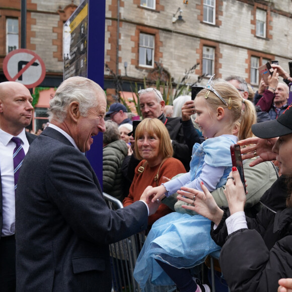 Bain de foule pour le roi Charles III d'Angleterre après la visite de l'abbaye de Dunfermline (Ecosse) pour marquer son 950ème anniversaire, le 3 octobre 2022.