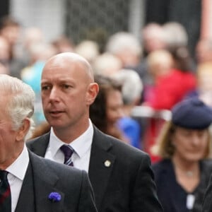 Bain de foule pour le roi Charles III d'Angleterre après la visite de l'abbaye de Dunfermline (Ecosse) pour marquer son 950ème anniversaire, le 3 octobre 2022.