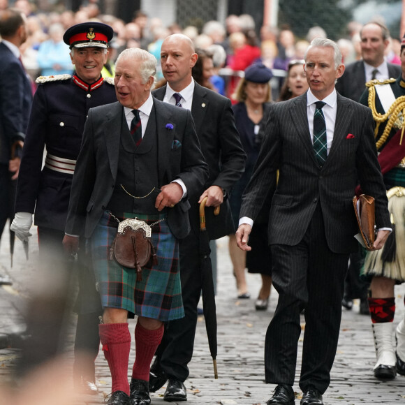 Bain de foule pour le roi Charles III d'Angleterre après la visite de l'abbaye de Dunfermline (Ecosse) pour marquer son 950ème anniversaire, le 3 octobre 2022.