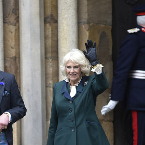 Le roi Charles III d'Angleterre et Camilla Parker Bowles, reine consort d'Angleterre, visitent l'abbaye de Dunfermline, Écosse, Royaume Uni, le 3 octobre 2022, pour marquer son 950ème anniversaire, après avoir assisté à une réunion à la City Chambers pour marquer officiellement l'attribution du statut de ville à l'ancienne ville. Le 3 octobre 2022.