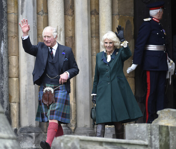 Le roi Charles III d'Angleterre et Camilla Parker Bowles, reine consort d'Angleterre, visitent l'abbaye de Dunfermline, Écosse, Royaume Uni, le 3 octobre 2022, pour marquer son 950ème anniversaire, après avoir assisté à une réunion à la City Chambers pour marquer officiellement l'attribution du statut de ville à l'ancienne ville. Le 3 octobre 2022.