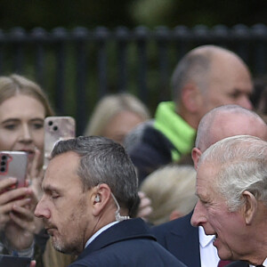 Le roi Charles III d'Angleterre et Camilla Parker Bowles, reine consort d'Angleterre, visitent l'abbaye de Dunfermline, Écosse, Royaume Uni, le 3 octobre 2022, pour marquer son 950ème anniversaire, après avoir assisté à une réunion à la City Chambers pour marquer officiellement l'attribution du statut de ville à l'ancienne ville. Le 3 octobre 2022.