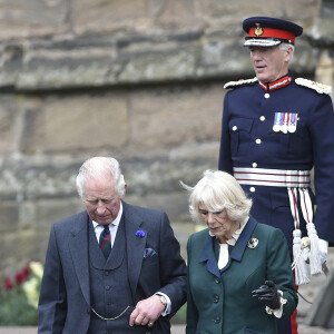 Le roi Charles III d'Angleterre et Camilla Parker Bowles, reine consort d'Angleterre, visitent l'abbaye de Dunfermline, Écosse, Royaume Uni, le 3 octobre 2022, pour marquer son 950ème anniversaire, après avoir assisté à une réunion à la City Chambers pour marquer officiellement l'attribution du statut de ville à l'ancienne ville. Le 3 octobre 2022.