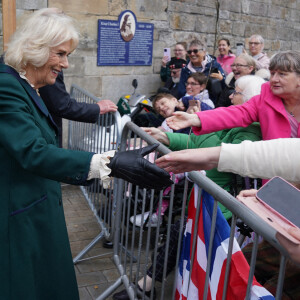 Le roi Charles III d'Angleterre et Camilla Parker Bowles, reine consort d'Angleterre, visitent l'abbaye de Dunfermline, Écosse, Royaume Uni, le 3 octobre 2022, pour marquer son 950ème anniversaire, après avoir assisté à une réunion à la City Chambers pour marquer officiellement l'attribution du statut de ville à l'ancienne ville.