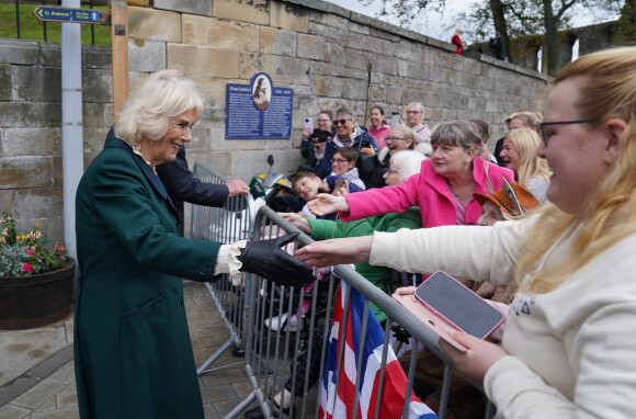 Le roi Charles III d'Angleterre et Camilla Parker Bowles, reine consort d'Angleterre, visitent l'abbaye de Dunfermline, Écosse, Royaume Uni, le 3 octobre 2022, pour marquer son 950ème anniversaire, après avoir assisté à une réunion à la City Chambers pour marquer officiellement l'attribution du statut de ville à l'ancienne ville.