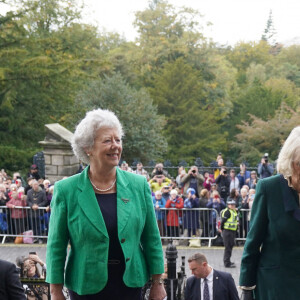 Le roi Charles III d'Angleterre et Camilla Parker Bowles, reine consort d'Angleterre, visitent l'abbaye de Dunfermline, Écosse, Royaume Uni, le 3 octobre 2022, pour marquer son 950ème anniversaire, après avoir assisté à une réunion à la City Chambers pour marquer officiellement l'attribution du statut de ville à l'ancienne ville.