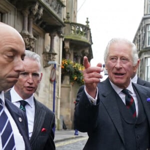 Bain de foule pour le roi Charles III d'Angleterre après la visite de l'abbaye de Dunfermline (Ecosse) pour marquer son 950ème anniversaire, le 3 octobre 2022. Le roi Charles III d'Angleterre et Camilla Parker Bowles, reine consort d'Angleterre, visitent l'abbaye de Dunfermline, Écosse, Royaume Uni, le 3 octobre 2022, pour marquer son 950ème anniversaire, après avoir assisté à une réunion à la City Chambers pour marquer officiellement l'attribution du statut de ville à l'ancienne ville.