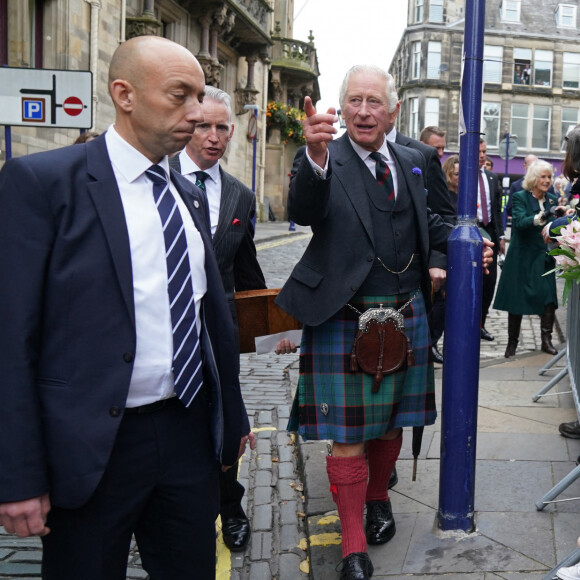 Bain de foule pour le roi Charles III d'Angleterre après la visite de l'abbaye de Dunfermline (Ecosse) pour marquer son 950ème anniversaire, le 3 octobre 2022. Le roi Charles III d'Angleterre et Camilla Parker Bowles, reine consort d'Angleterre, visitent l'abbaye de Dunfermline, Écosse, Royaume Uni, le 3 octobre 2022, pour marquer son 950ème anniversaire, après avoir assisté à une réunion à la City Chambers pour marquer officiellement l'attribution du statut de ville à l'ancienne ville.