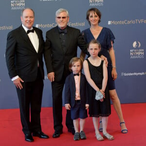 Le prince Albert II de Monaco, Tchéky Karyo, Valérie Kéruzoré et leurs enfants lors du photocall de la cérémonie des Nymphes d'Or du 60ème festival de télévision de Monte Carlo au Grimaldi Forum à Monaco le 22 juin 2021.Cette année, beaucoup de lauréats seront présents en hologramme à cause des restrictions sanitaires © Bruno Bebert / Bestimage