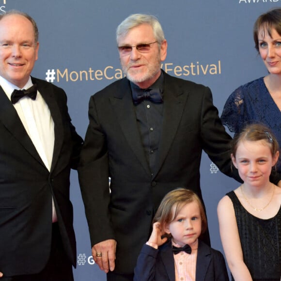 Le prince Albert II de Monaco, Tchéky Karyo, Valérie Kéruzoré et leurs enfants lors du photocall de la cérémonie des Nymphes d'Or du 60ème festival de télévision de Monte Carlo au Grimaldi Forum à Monaco le 22 juin 2021.Cette année, beaucoup de lauréats seront présents en hologramme à cause des restrictions sanitaires © Bruno Bebert / Bestimage