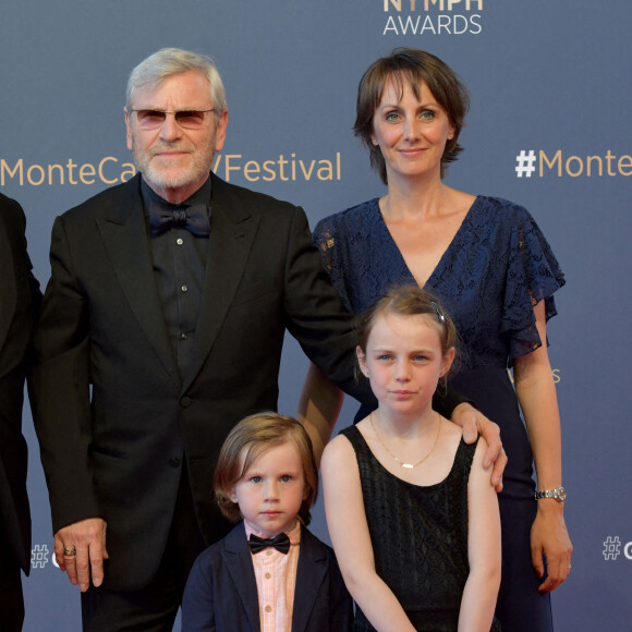 Tchéky Karyo, Valérie Kéruzoré et leurs enfants lors du photocall de la cérémonie des Nymphes d'Or du 60ème festival de télévision de Monte Carlo au Grimaldi Forum à Monaco le 22 juin 2021.Cette année, beaucoup de lauréats seront présents en hologramme à cause des restrictions sanitaires © Bruno Bebert / Bestimage