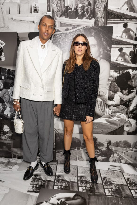Le chanteur Stromae (Paul van Haver) et sa femme Coralie Barbier - Photocall au défilé Chanel Collection Femme Prêt-à-porter Printemps/Eté 2023 lors de la Fashion Week de Paris (PFW), France, le 4 octobre 2022. © Olivier Borde/Bestimage 