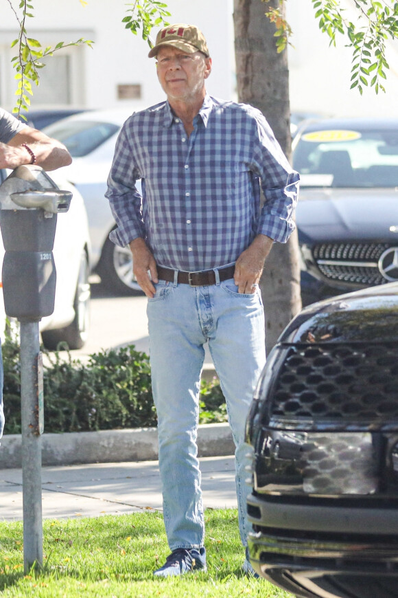 Bruce Willis est sorti prendre un café avec un ami à Santa Monica le 28 septembre 2022. 
