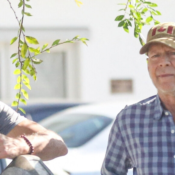 Bruce Willis est sorti prendre un café avec un ami à Santa Monica le 28 septembre 2022. 