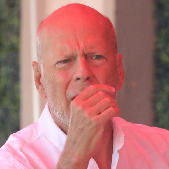 Bruce Willis va prendre son petit-déjeuner avec un ami à Santa Monica