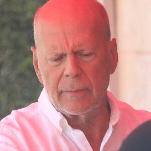 Bruce Willis va prendre son petit-déjeuner avec un ami à Santa Monica le 3 septembre 2022. 
