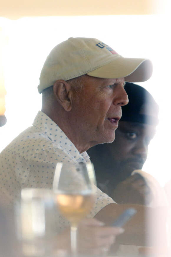 Bruce Willis sort boire une bière avec des amis à Los Angeles, Californie, Etats-Un is, le 31 août 2022. 
