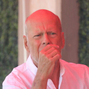 Bruce Willis va prendre son petit-déjeuner avec un ami à Santa Monica le 3 septembre 2022. 