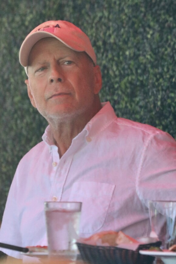 Bruce Willis va prendre son petit-déjeuner avec un ami à Santa Monica le 3 septembre 2022. 