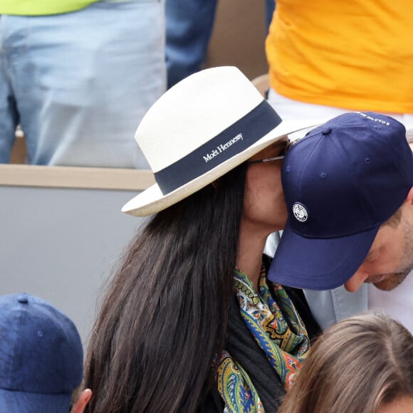 Demi Moore et son compagnon Daniel Humm dans les tribunes lors des Internationaux de France de Tennis de Roland Garros 2022. Paris, le 5 juin 2022. © Dominique Jacovides/Bestimage 