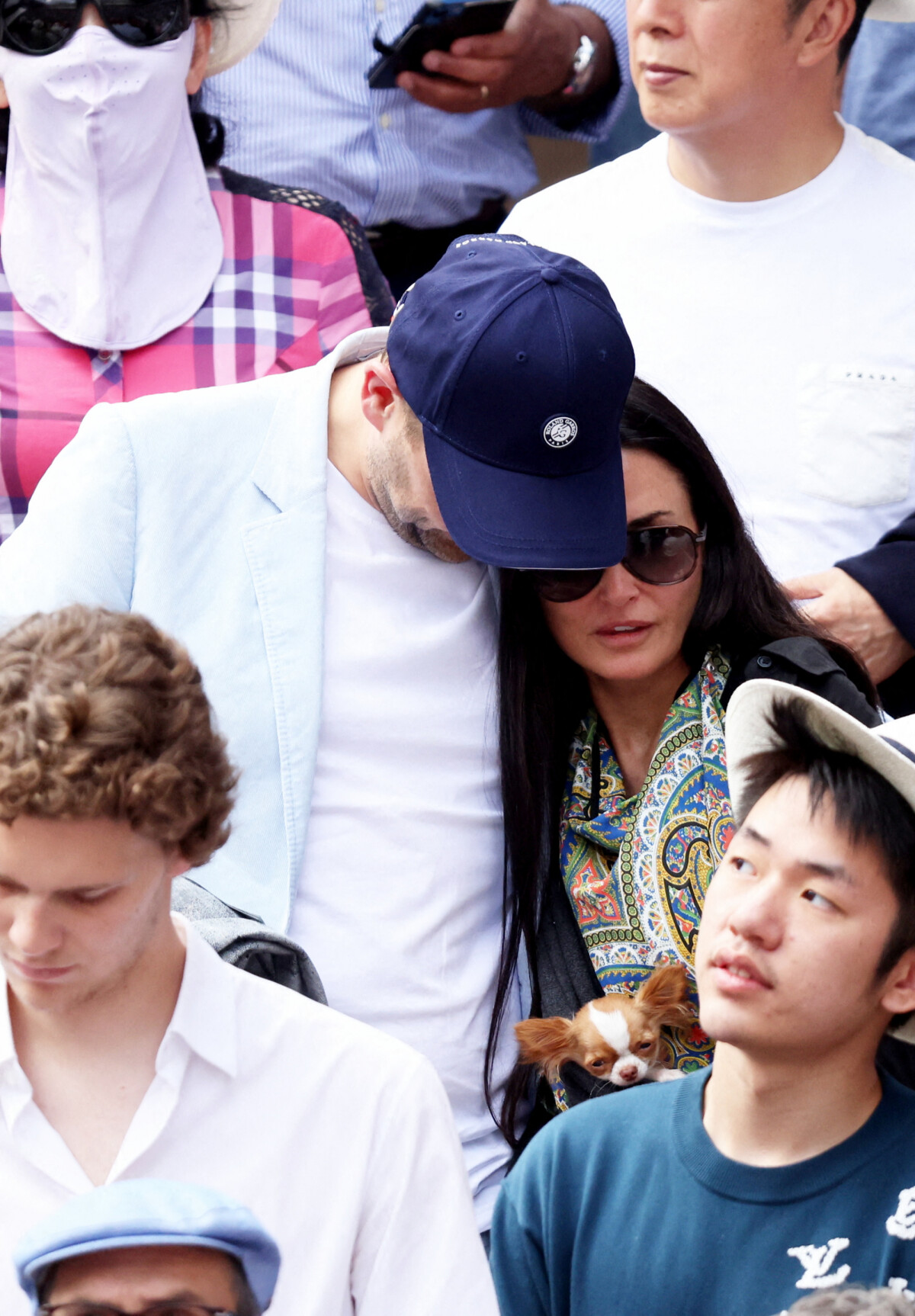 Photo : Demi Moore et son compagnon Daniel Humm dans les tribunes lors des  Internationaux de France de Tennis de Roland Garros 2022. Paris, le 5 juin  2022. © Dominique Jacovides/Bestimage - Purepeople