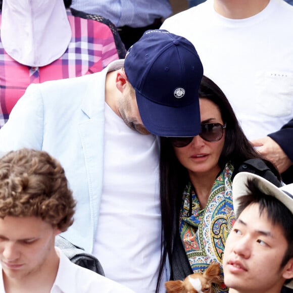 Demi Moore et son compagnon Daniel Humm dans les tribunes lors des Internationaux de France de Tennis de Roland Garros 2022. Paris, le 5 juin 2022. © Dominique Jacovides/Bestimage 