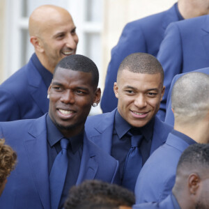 Info - Mathias Pogba, frère ainé de Paul Pogba, a expliqué sur les réseaux sociaux que ce dernier aurait tenté de "marabouter" Kylian Mbappé - Kylian Mbappé, Paul Pogba - Les membres de l'équipe de France de football arrivent au palais de l'Elysée pour une remise de décoration par le président de la République à Paris le 4 juin 2019. © Stephen Caillet / Panoramic / Bestimage