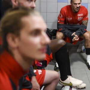 Exclusif - M. Pokora (Matt Pokora), Sonny Anderson, Smaïl Bouabdellah - Vestiaire du match de football caritatif entre le Variétés Club de France contre l'équipe de France des Parlementaires au profit de l'association "e-Enfance" au stade Emile Anthoine à Paris le 28 septembre 2022. La rencontre s'est soldée par une défaite 8-2 des parlementaires. Le match a été marqué par la blessure importante de J. Odoul. Le député du Rassemblement national (RN) de l'Yonne souffre d'une rupture du tendon rotulien. Le match a par ailleurs permis de récolter 35.000 euros pour le compte de l'association e-Enfance, qui lutte contre le cyber harcèlement. Si cette rencontre a fait parler d'elle, ce n'est pas tant pour son aspect sportif que son enjeu politique. Pour la première fois, l'équipe parlementaire de football intégrait dans son effectif des députés du Rassemblement national. Une nouveauté qui a conduit les députés insoumis, socialistes et écologistes à boycotter le match. Une façon pour eux de lutter contre une "banalisation" de l'extrême droite et une "prétendue normalisation" des élus du RN. © Pierre Perusseau/Bestimage