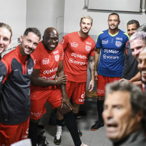 Exclusif - Vitorino Hilton, Paul Mirabel, VS Morgan, Wilfried Mbappé et M. Pokora (Matt Pokora) - Vestiaire du match de football caritatif entre le Variétés Club de France contre l'équipe de France des Parlementaires au profit de l'association "e-Enfance" au stade Emile Anthoine à Paris le 28 septembre 2022. La rencontre s'est soldée par une défaite 8-2 des parlementaires. Le match a été marqué par la blessure importante de J. Odoul. Le député du Rassemblement national (RN) de l'Yonne souffre d'une rupture du tendon rotulien. Le match a par ailleurs permis de récolter 35.000 euros pour le compte de l'association e-Enfance, qui lutte contre le cyber harcèlement. Si cette rencontre a fait parler d'elle, ce n'est pas tant pour son aspect sportif que son enjeu politique. Pour la première fois, l'équipe parlementaire de football intégrait dans son effectif des députés du Rassemblement national. Une nouveauté qui a conduit les députés insoumis, socialistes et écologistes à boycotter le match. Une façon pour eux de lutter contre une "banalisation" de l'extrême droite et une "prétendue normalisation" des élus du RN. © Pierre Perusseau/Bestimage