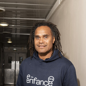 Exclusif - Christian Karembeu - Vestiaire du match de football caritatif entre le Variétés Club de France contre l'équipe de France des Parlementaires au profit de l'association "e-Enfance" au stade Emile Anthoine à Paris le 28 septembre 2022. La rencontre s'est soldée par une défaite 8-2 des parlementaires. Le match a été marqué par la blessure importante de J. Odoul. Le député du Rassemblement national (RN) de l'Yonne souffre d'une rupture du tendon rotulien. Le match a par ailleurs permis de récolter 35.000 euros pour le compte de l'association e-Enfance, qui lutte contre le cyber harcèlement. Si cette rencontre a fait parler d'elle, ce n'est pas tant pour son aspect sportif que son enjeu politique. Pour la première fois, l'équipe parlementaire de football intégrait dans son effectif des députés du Rassemblement national. Une nouveauté qui a conduit les députés insoumis, socialistes et écologistes à boycotter le match. Une façon pour eux de lutter contre une "banalisation" de l'extrême droite et une "prétendue normalisation" des élus du RN. © Pierre Perusseau/Bestimage