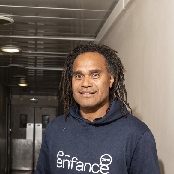 Exclusif - Christian Karembeu - Vestiaire du match de football caritatif entre le Variétés Club de France contre l'équipe de France des Parlementaires au profit de l'association "e-Enfance" au stade Emile Anthoine à Paris le 28 septembre 2022. La rencontre s'est soldée par une défaite 8-2 des parlementaires. Le match a été marqué par la blessure importante de J. Odoul. Le député du Rassemblement national (RN) de l'Yonne souffre d'une rupture du tendon rotulien. Le match a par ailleurs permis de récolter 35.000 euros pour le compte de l'association e-Enfance, qui lutte contre le cyber harcèlement. Si cette rencontre a fait parler d'elle, ce n'est pas tant pour son aspect sportif que son enjeu politique. Pour la première fois, l'équipe parlementaire de football intégrait dans son effectif des députés du Rassemblement national. Une nouveauté qui a conduit les députés insoumis, socialistes et écologistes à boycotter le match. Une façon pour eux de lutter contre une "banalisation" de l'extrême droite et une "prétendue normalisation" des élus du RN. © Pierre Perusseau/Bestimage