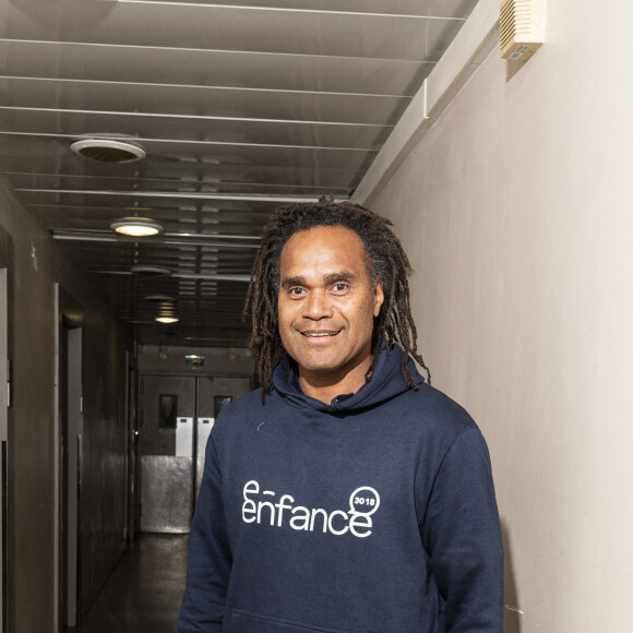 Exclusif - Christian Karembeu - Vestiaire du match de football caritatif entre le Variétés Club de France contre l'équipe de France des Parlementaires au profit de l'association "e-Enfance" au stade Emile Anthoine à Paris le 28 septembre 2022. La rencontre s'est soldée par une défaite 8-2 des parlementaires. Le match a été marqué par la blessure importante de J. Odoul. Le député du Rassemblement national (RN) de l'Yonne souffre d'une rupture du tendon rotulien. Le match a par ailleurs permis de récolter 35.000 euros pour le compte de l'association e-Enfance, qui lutte contre le cyber harcèlement. Si cette rencontre a fait parler d'elle, ce n'est pas tant pour son aspect sportif que son enjeu politique. Pour la première fois, l'équipe parlementaire de football intégrait dans son effectif des députés du Rassemblement national. Une nouveauté qui a conduit les députés insoumis, socialistes et écologistes à boycotter le match. Une façon pour eux de lutter contre une "banalisation" de l'extrême droite et une "prétendue normalisation" des élus du RN. © Pierre Perusseau/Bestimage