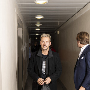 Exclusif - M. Pokora (Matt Pokora) - Vestiaire du match de football caritatif entre le Variétés Club de France contre l'équipe de France des Parlementaires au profit de l'association "e-Enfance" au stade Emile Anthoine à Paris le 28 septembre 2022. La rencontre s'est soldée par une défaite 8-2 des parlementaires. Le match a été marqué par la blessure importante de J. Odoul. Le député du Rassemblement national (RN) de l'Yonne souffre d'une rupture du tendon rotulien. Le match a par ailleurs permis de récolter 35.000 euros pour le compte de l'association e-Enfance, qui lutte contre le cyber harcèlement. Si cette rencontre a fait parler d'elle, ce n'est pas tant pour son aspect sportif que son enjeu politique. Pour la première fois, l'équipe parlementaire de football intégrait dans son effectif des députés du Rassemblement national. Une nouveauté qui a conduit les députés insoumis, socialistes et écologistes à boycotter le match. Une façon pour eux de lutter contre une "banalisation" de l'extrême droite et une "prétendue normalisation" des élus du RN. © Pierre Perusseau/Bestimage