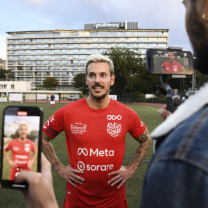 M. Pokora (Matt Pokora) - Match de football caritatif entre le Variétés Club de France contre l'équipe de France des Parlementaires au profit de l'association "e-Enfance" au stade Emile Anthoine à Paris le 28 septembre 2022. La rencontre s'est soldée par une défaite 8-2 des parlementaires. Le match a été marqué par la blessure importante de J. Odoul. Le député du Rassemblement national (RN) de l'Yonne souffre d'une rupture du tendon rotulien. Le match a par ailleurs permis de récolter 35.000 euros pour le compte de l'association e-Enfance, qui lutte contre le cyber harcèlement. Si cette rencontre a fait parler d'elle, ce n'est pas tant pour son aspect sportif que son enjeu politique. Pour la première fois, l'équipe parlementaire de football intégrait dans son effectif des députés du Rassemblement national. Une nouveauté qui a conduit les députés insoumis, socialistes et écologistes à boycotter le match. Une façon pour eux de lutter contre une "banalisation" de l'extrême droite et une "prétendue normalisation" des élus du RN. © Pierre Perusseau/Bestimage