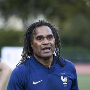 Christian Karembeu - Match de football caritatif entre le Variétés Club de France contre l'équipe de France des Parlementaires au profit de l'association "e-Enfance" au stade Emile Anthoine à Paris le 28 septembre 2022. La rencontre s'est soldée par une défaite 8-2 des parlementaires. Le match a été marqué par la blessure importante de J. Odoul. Le député du Rassemblement national (RN) de l'Yonne souffre d'une rupture du tendon rotulien. Le match a par ailleurs permis de récolter 35.000 euros pour le compte de l'association e-Enfance, qui lutte contre le cyber harcèlement. Si cette rencontre a fait parler d'elle, ce n'est pas tant pour son aspect sportif que son enjeu politique. Pour la première fois, l'équipe parlementaire de football intégrait dans son effectif des députés du Rassemblement national. Une nouveauté qui a conduit les députés insoumis, socialistes et écologistes à boycotter le match. Une façon pour eux de lutter contre une "banalisation" de l'extrême droite et une "prétendue normalisation" des élus du RN. © Pierre Perusseau/Bestimage