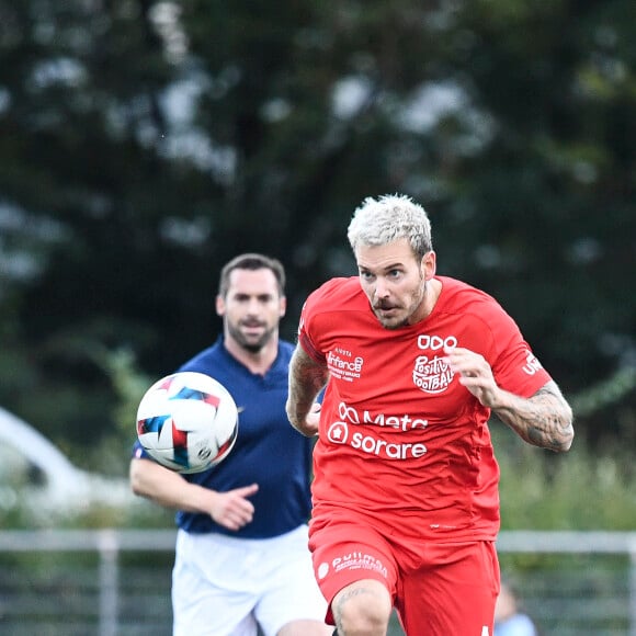 M. Pokora (Matt Pokora) - Match de football caritatif entre le Variétés Club de France contre l'équipe de France des Parlementaires au profit de l'association "e-Enfance" au stade Emile Anthoine à Paris le 28 septembre 2022. La rencontre s'est soldée par une défaite 8-2 des parlementaires. Le match a été marqué par la blessure importante de J. Odoul. Le député du Rassemblement national (RN) de l'Yonne souffre d'une rupture du tendon rotulien. Le match a par ailleurs permis de récolter 35.000 euros pour le compte de l'association e-Enfance, qui lutte contre le cyber harcèlement. Si cette rencontre a fait parler d'elle, ce n'est pas tant pour son aspect sportif que son enjeu politique. Pour la première fois, l'équipe parlementaire de football intégrait dans son effectif des députés du Rassemblement national. Une nouveauté qui a conduit les députés insoumis, socialistes et écologistes à boycotter le match. Une façon pour eux de lutter contre une "banalisation" de l'extrême droite et une "prétendue normalisation" des élus du RN. © Pierre Perusseau/Bestimage