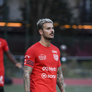 M. Pokora (Matt Pokora) - Match de football caritatif entre le Variétés Club de France contre l'équipe de France des Parlementaires au profit de l'association "e-Enfance" au stade Emile Anthoine à Paris le 28 septembre 2022. La rencontre s'est soldée par une défaite 8-2 des parlementaires. Le match a été marqué par la blessure importante de J. Odoul. Le député du Rassemblement national (RN) de l'Yonne souffre d'une rupture du tendon rotulien. Le match a par ailleurs permis de récolter 35.000 euros pour le compte de l'association e-Enfance, qui lutte contre le cyber harcèlement. Si cette rencontre a fait parler d'elle, ce n'est pas tant pour son aspect sportif que son enjeu politique. Pour la première fois, l'équipe parlementaire de football intégrait dans son effectif des députés du Rassemblement national. Une nouveauté qui a conduit les députés insoumis, socialistes et écologistes à boycotter le match. Une façon pour eux de lutter contre une "banalisation" de l'extrême droite et une "prétendue normalisation" des élus du RN. © Pierre Perusseau/Bestimage