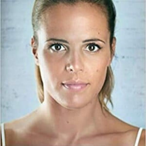 Laure Manaudou en couverture de son autobiographie "Entre les lignes sortie en 2014.