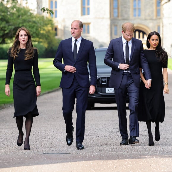 La princesse de Galles Kate Catherine Middleton, le prince de Galles William et le prince Harry, duc de Sussex et Meghan Markle, duchesse de Sussex à la rencontre de la foule devant le château de Windsor, suite au décès de la reine Elisabeth II d'Angleterre. Le 10 septembre 2022 