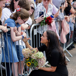 Meghan Markle, duchesse de Sussex à la rencontre de la foule devant le château de Windsor, suite au décès de la reine Elisabeth II d'Angleterre. Le 10 septembre 2022 