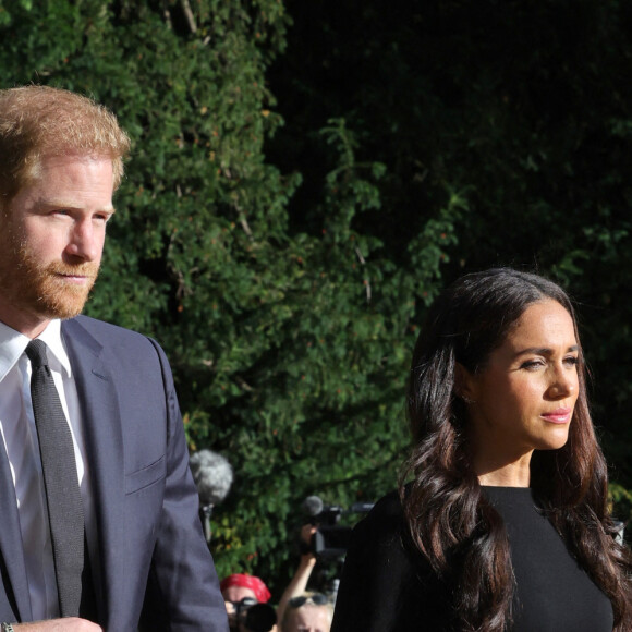 Le prince Harry, duc de Sussex et Meghan Markle, duchesse de Sussex à la rencontre de la foule devant le château de Windsor, suite au décès de la reine Elisabeth II d'Angleterre. Le 10 septembre 2022 