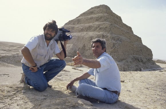 Gilbert Bécaud et son fils Gaya, devant la pyramide de Saqqarah en avril 1986.
