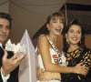 En France, à Paris, Lors de l'Election de Miss France 1990, Gilbert Bécaud remettant la couronne à Gaëlle Voiry MISS FRANCE 90 félicitée par Peggy ZLOTKOWSKI en décembre 1989