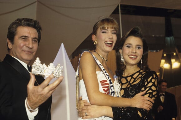 En France, à Paris, Lors de l'Election de Miss France 1990, Gilbert Bécaud remettant la couronne à Gaëlle Voiry MISS FRANCE 90 félicitée par Peggy ZLOTKOWSKI en décembre 1989