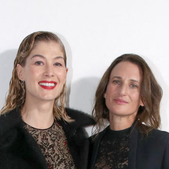 Rosamund Pike et Camille Cottin - Greeting du défilé Dior Collection Femme Prêt-à-porter Printemps/Eté 2023 lors de la Fashion Week de Paris, France, le 27 septembre 2022. © Bertrand Rindoff/Bestimage.